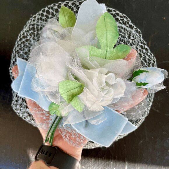 Vintage White Floral Fascinator with Veil - 50s Style Birdcage Veil